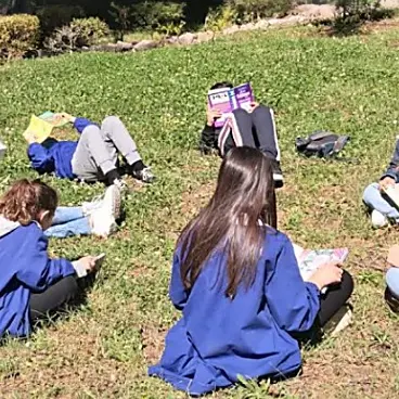 Letture all’aperto, successo per l’iniziativa della scuola De Amicis di Vibo
