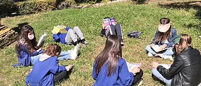 Letture all’aperto, successo per l’iniziativa della scuola De Amicis di Vibo