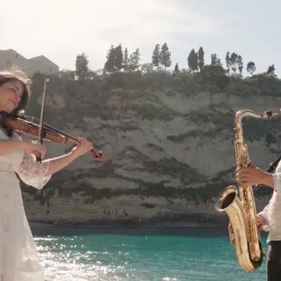 Violino e sax per celebrare le bellezze di Tropea, l'esibizione di due giovani vibonesi diventa virale -Video