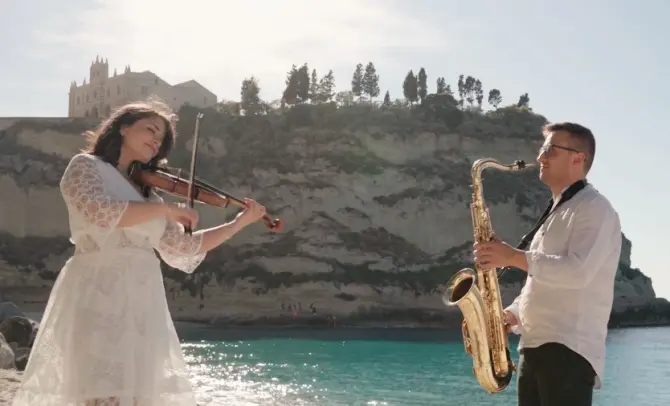 Violino e sax per celebrare le bellezze di Tropea, l'esibizione di due giovani vibonesi diventa virale -Video