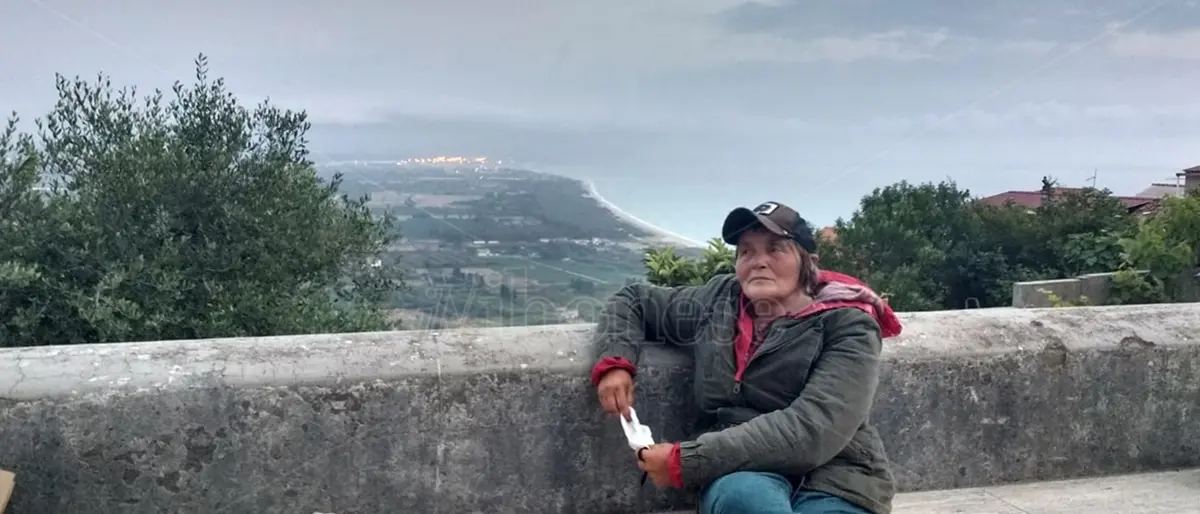 La storia di Elena, la senzatetto che risale a piedi la Calabria fa tappa a Nicotera