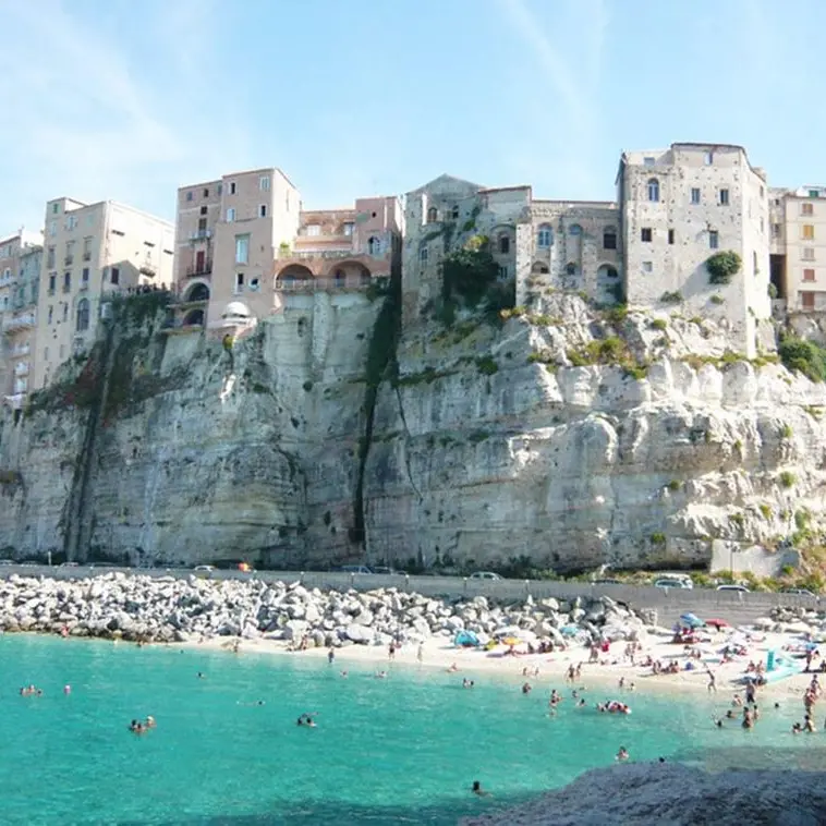 Affittano una casa vacanze a Tropea ma non esiste: truffati otto ventenni molisani