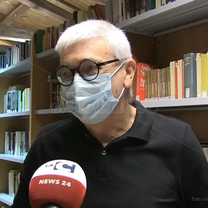 “Ambasciatore della lettura” ma rischia di restare senza… ambasciata -Video