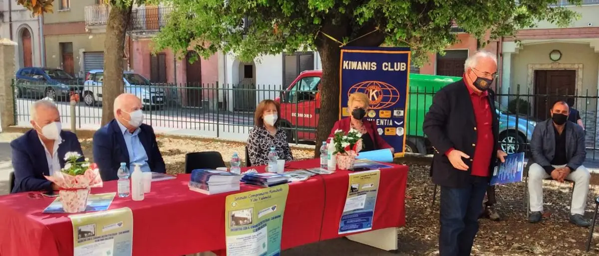Rombiolo, il libro “Il giorno in cui Cattivirus finì KO” donato agli alunni