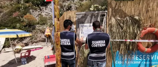 Spiaggia di Grotticelle: sigilli a un manufatto abusivo, una denuncia