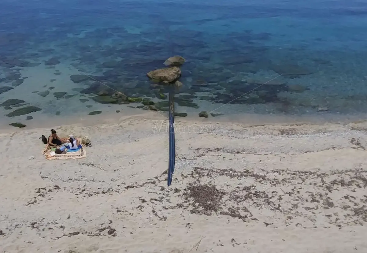 Santa Maria di Ricadi, condotta di scarico a galla: al via i lavori per interrarla (di nuovo)