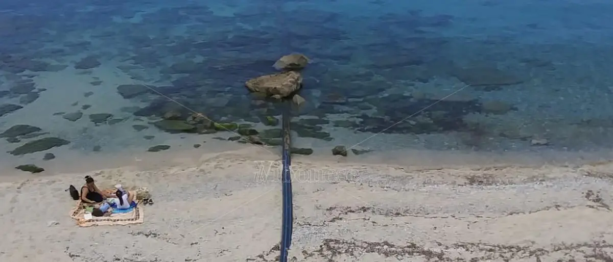 Santa Maria di Ricadi, condotta di scarico a galla: al via i lavori per interrarla (di nuovo)