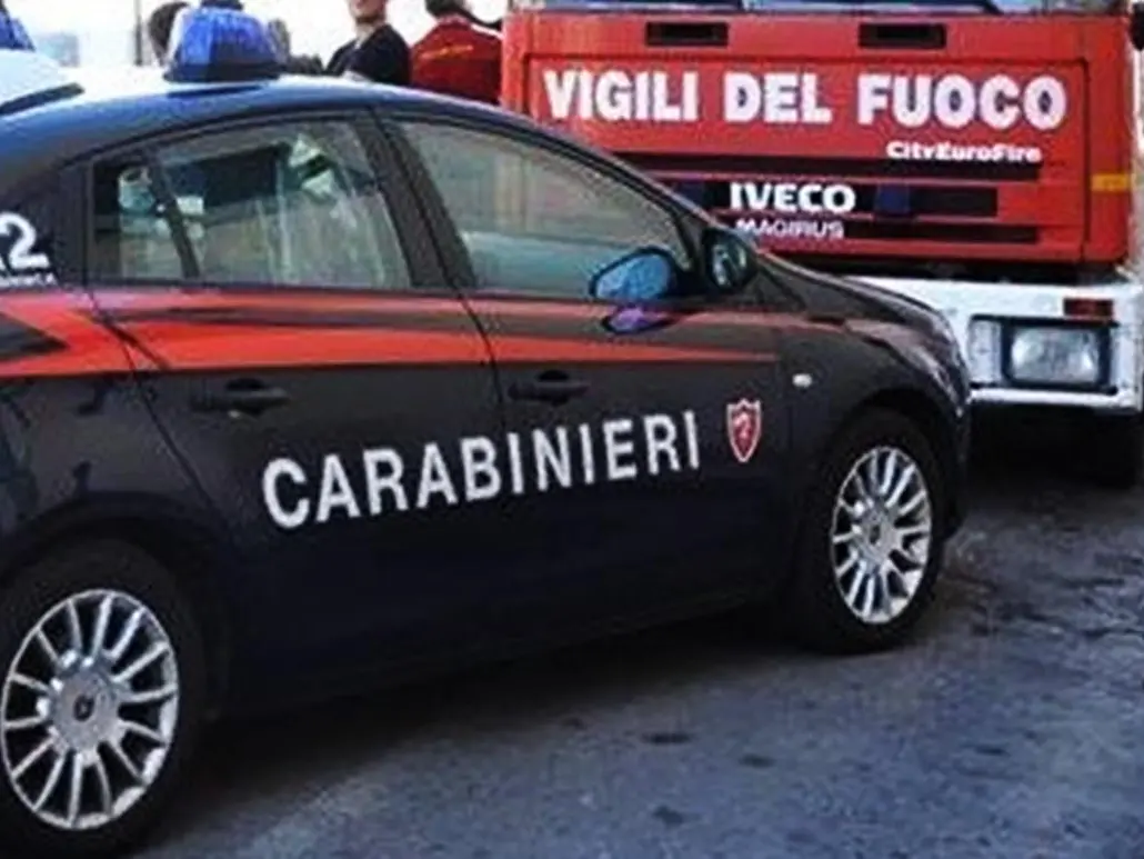 Incendio a Torano Castello, escavatore distrutto nel cantiere del nuovo asilo nido