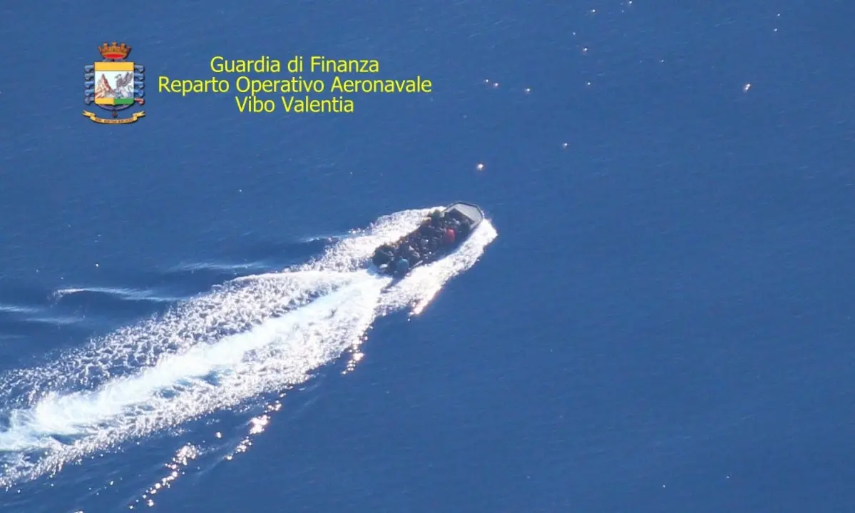 In fuga dopo aver scaricato i migranti: fermati otto scafisti - Video