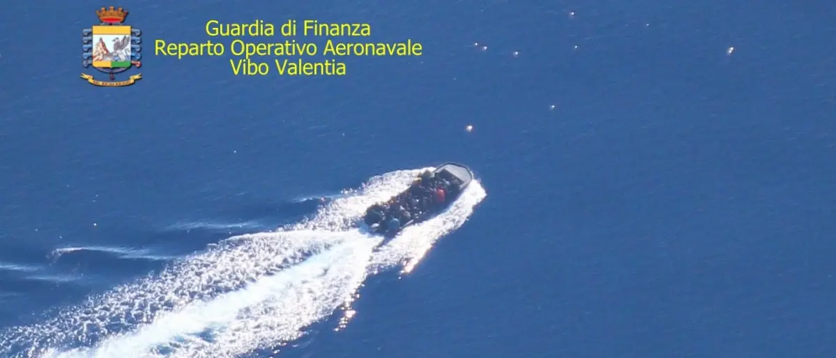 In fuga dopo aver scaricato i migranti: fermati otto scafisti - Video