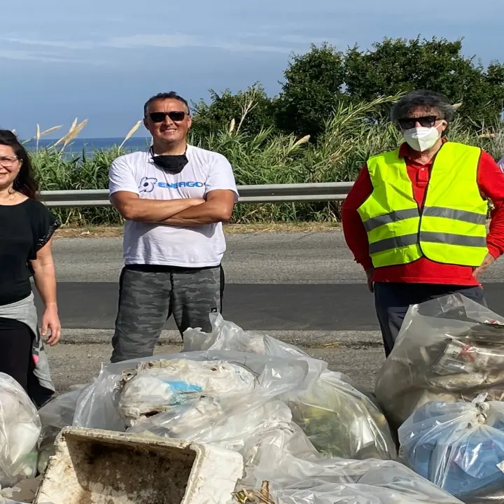 Cittadini si sostituiscono agli enti e ripuliscono la statale della ex 522