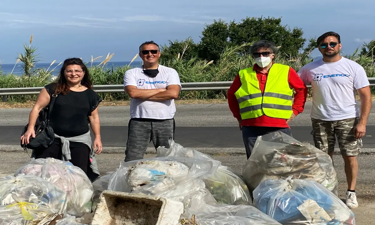 Cittadini si sostituiscono agli enti e ripuliscono la statale della ex 522