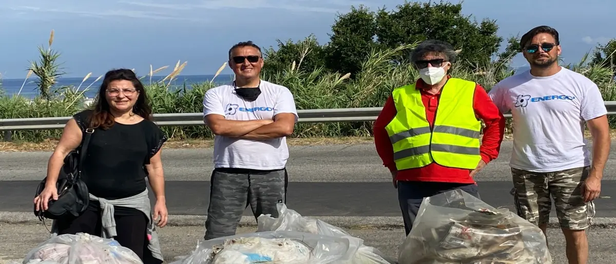 Cittadini si sostituiscono agli enti e ripuliscono la statale della ex 522