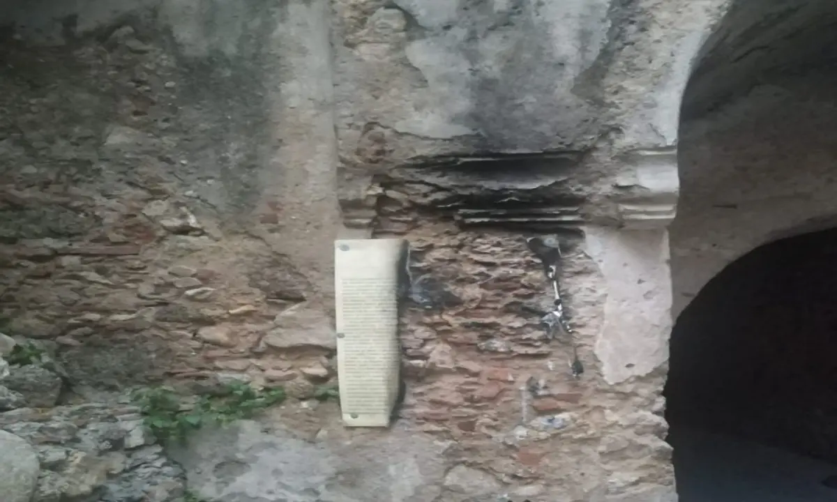 Nicotera, vandali distruggono la targa del quartiere ebraico