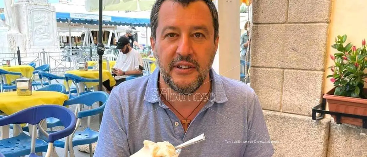 Salvini in Calabria: granita a Pizzo prima di affrontare i dirigenti della Lega