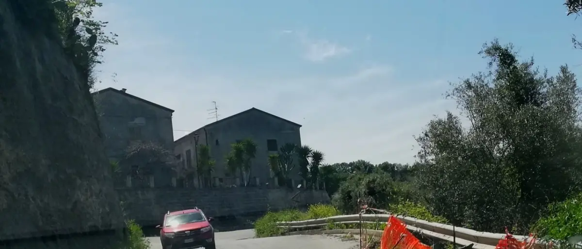 La provinciale Briatico-Zungri preoccupa i residenti: «Si rischiano incidenti»