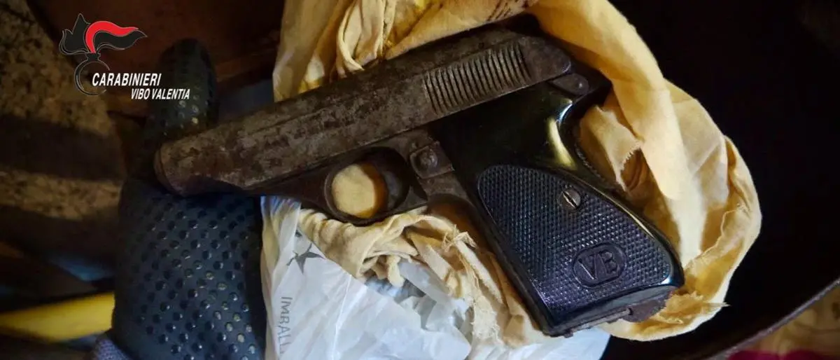 Pistola in un deposito di attrezzi agricoli, un arresto a Nicotera -Video