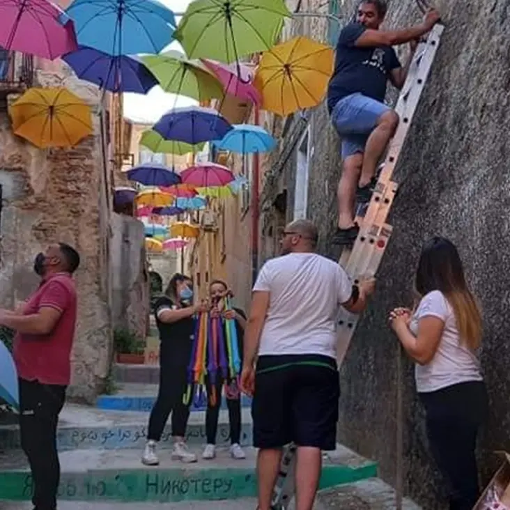 A Nicotera riprende vita il suggestivo \"vicolo degli ombrelli\"
