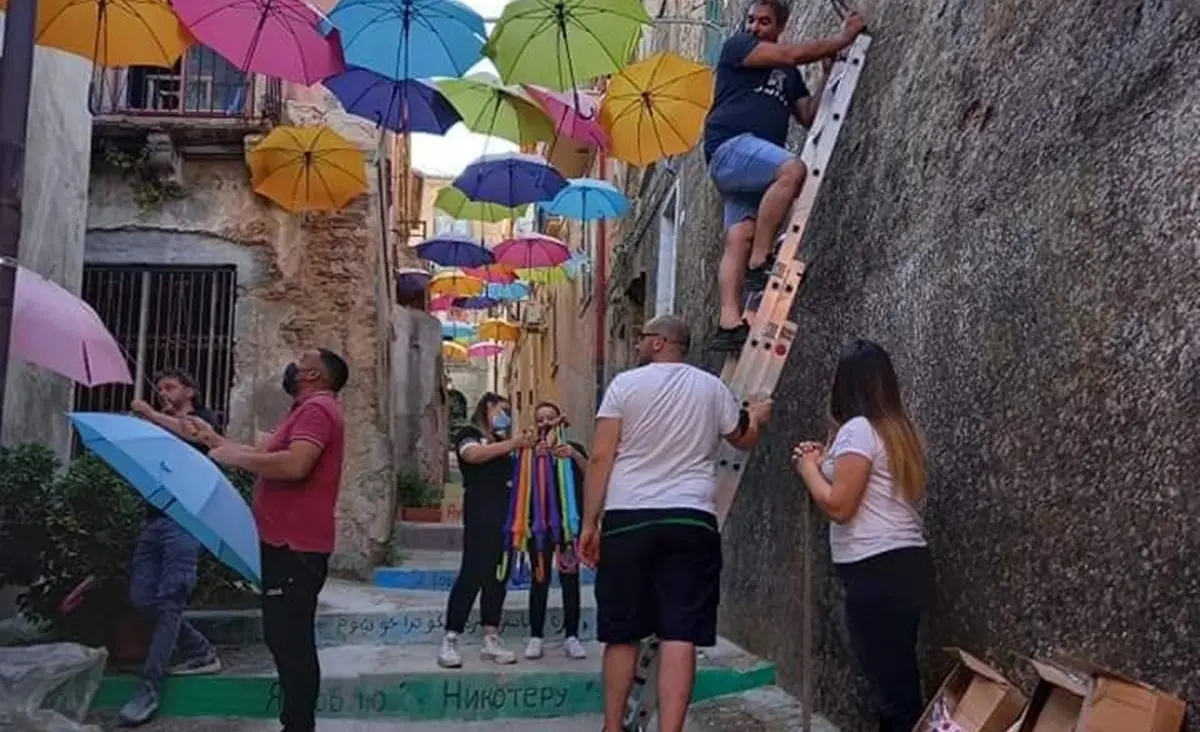 A Nicotera riprende vita il suggestivo \"vicolo degli ombrelli\"