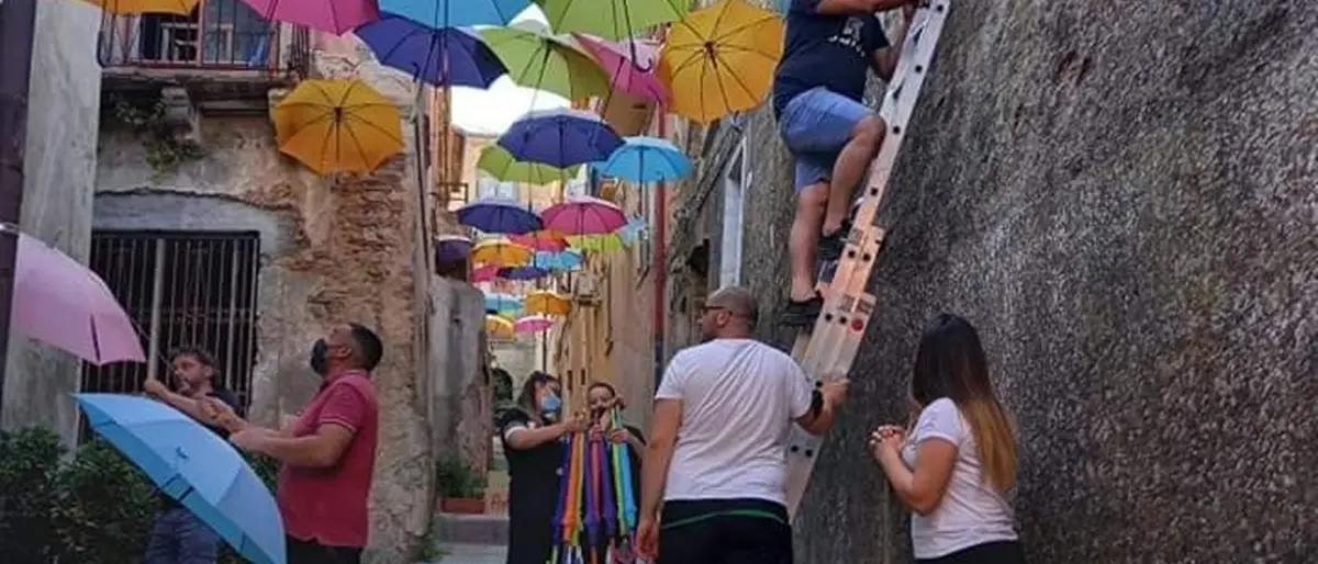 A Nicotera riprende vita il suggestivo \"vicolo degli ombrelli\"