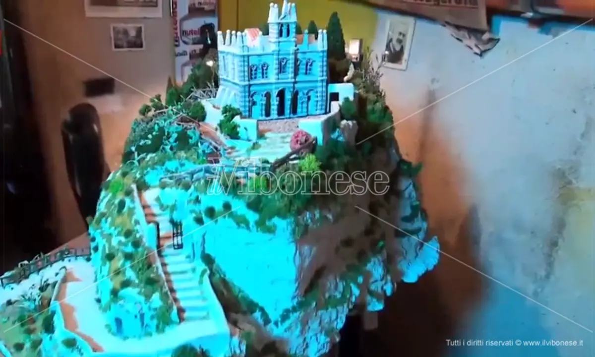 L'isola di Tropea in miniatura: l'opera di Giuseppe nata durante il lockdown - Video