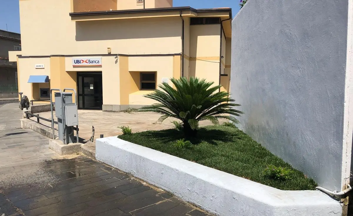 L’associazione “Dall’alba al tramonto” fa rivivere le aiuole di Vibo Marina