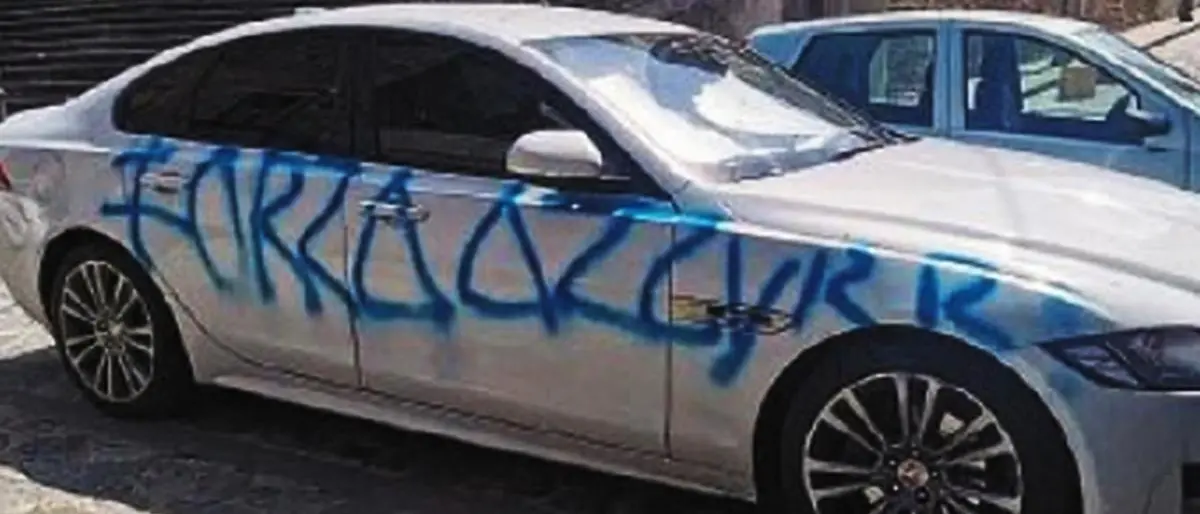 Raid vandalico a Filadelfia contro l’auto di un professionista