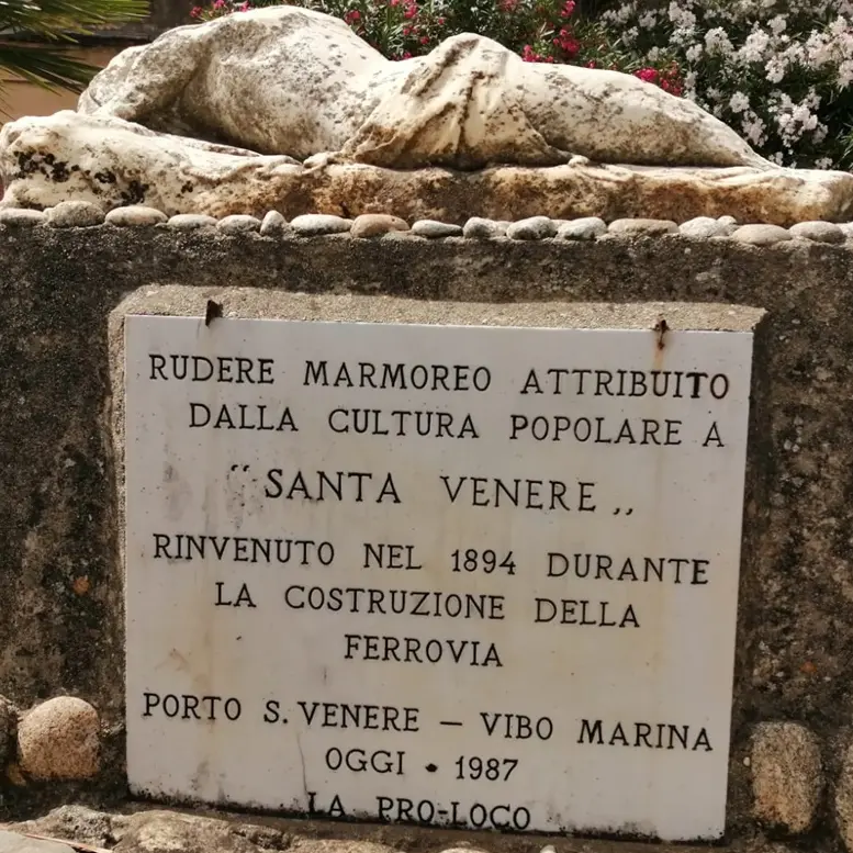 Vibo Marina, artista rinnova l’iscrizione sotto la statua di Santa Venere