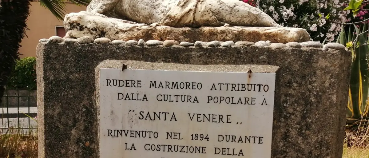 Vibo Marina, artista rinnova l’iscrizione sotto la statua di Santa Venere