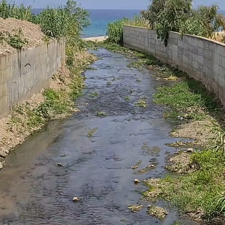 Torrente Sant’Anna a Bivona: «È uno scempio, sversa in mare schifezze»