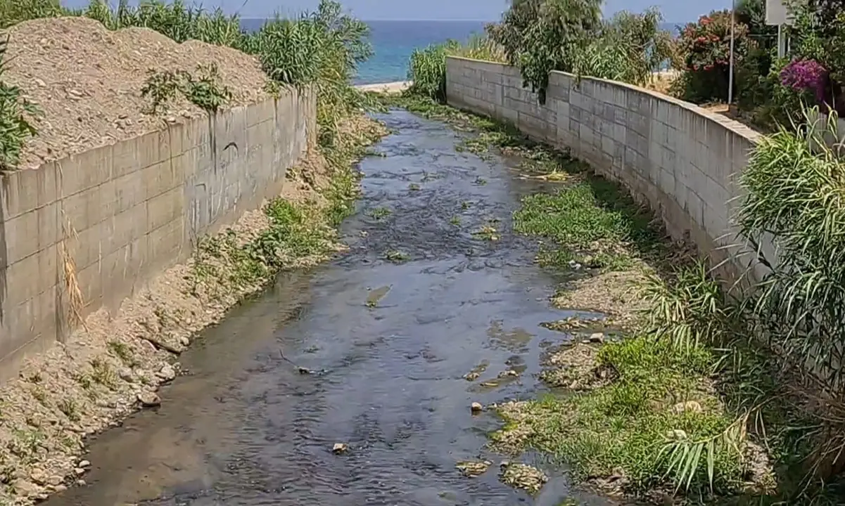 Torrente Sant’Anna a Bivona: «È uno scempio, sversa in mare schifezze»