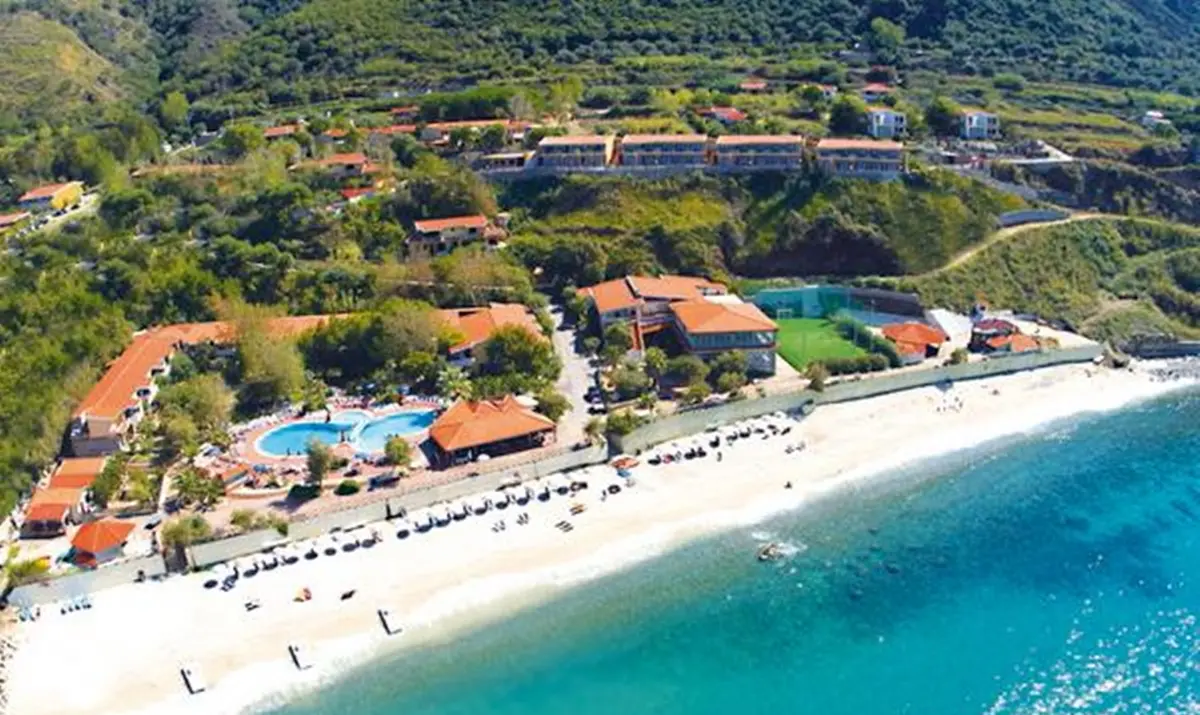 Cade la confisca dei beni dei Comerci, dissequestrato pure il Baia Tropea Resort