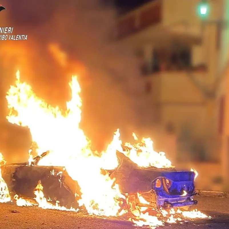 Perseguita l'ex compagna e le incendia l'auto: ai domiciliari 69enne di Nicotera - Video
