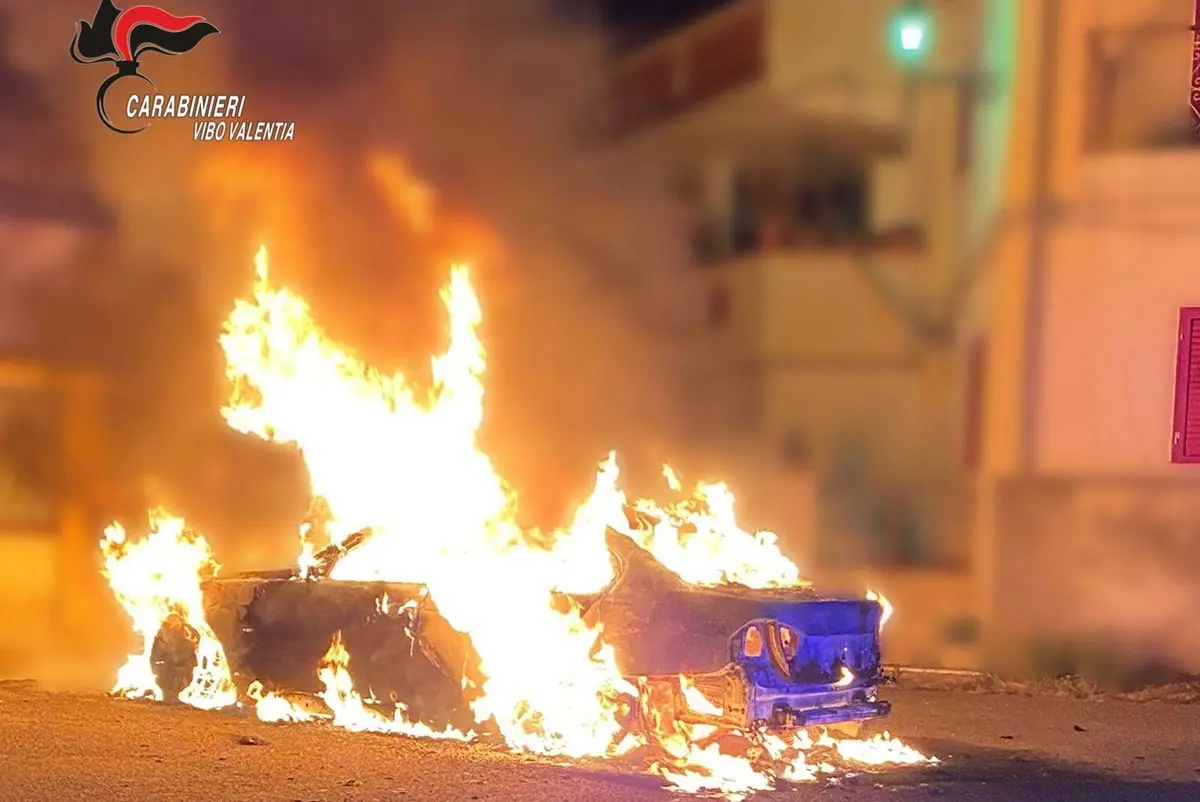 Perseguita l'ex compagna e le incendia l'auto: ai domiciliari 69enne di Nicotera - Video