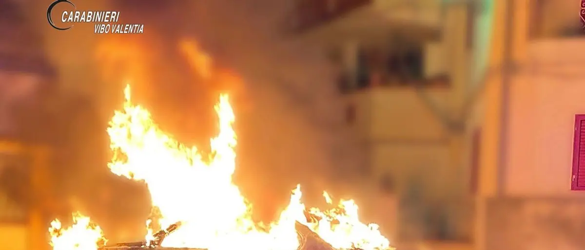 Perseguita l'ex compagna e le incendia l'auto: ai domiciliari 69enne di Nicotera - Video