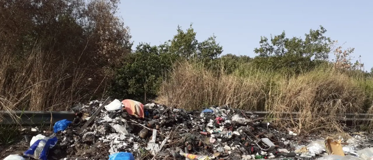 Rifiuti a fuoco lungo la strada Vena Inferiore-Vibo, i cittadini: «Una vergogna»