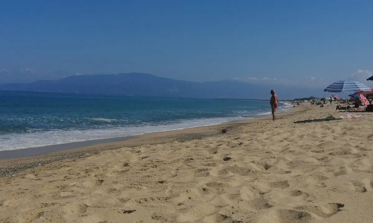 Mare sporco a Pizzo, l'amara denuncia di un cittadino: invocati più controlli