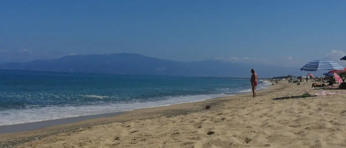 Mare sporco a Pizzo, l'amara denuncia di un cittadino: invocati più controlli