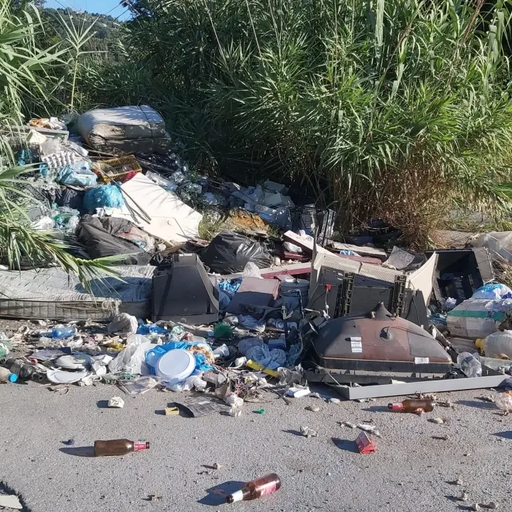 Strade invase dai rifiuti, scempio tra le frazioni Bivona e Vibo Marina -FOTO e VIDEO
