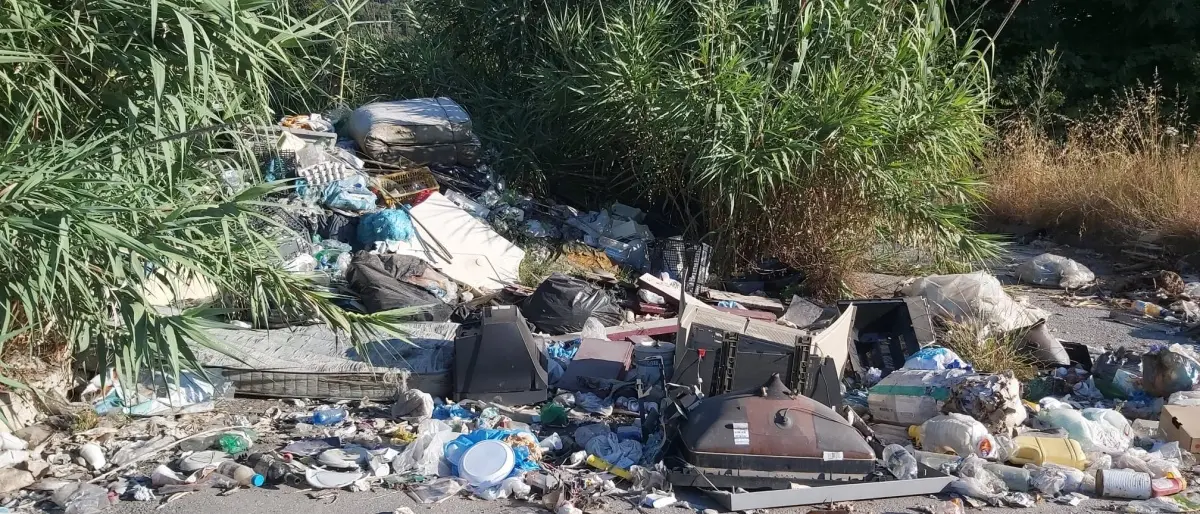 Strade invase dai rifiuti, scempio tra le frazioni Bivona e Vibo Marina -FOTO e VIDEO