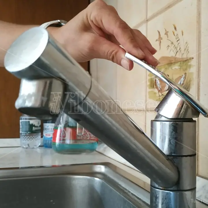 Emergenza senza fine, Vibo e altri 6 comuni senz'acqua: Sorical chiude i rubinetti per riparare un guasto all'Alaco