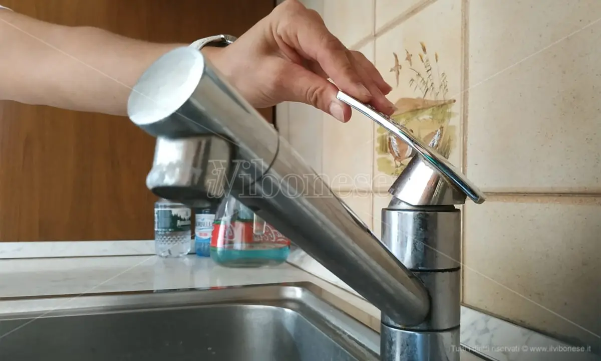 Emergenza senza fine, Vibo e altri 6 comuni senz'acqua: Sorical chiude i rubinetti per riparare un guasto all'Alaco