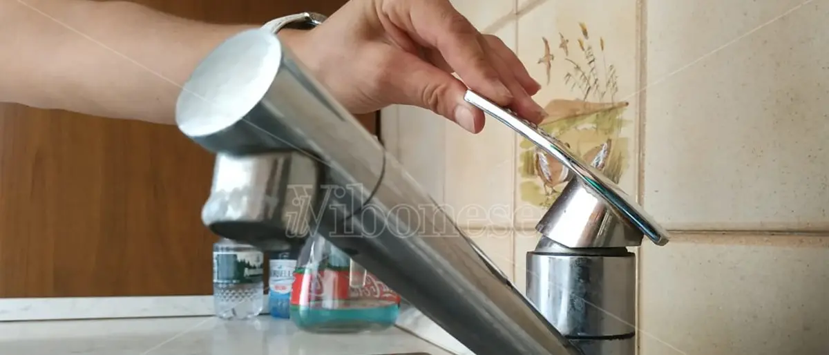 Emergenza senza fine, Vibo e altri 6 comuni senz'acqua: Sorical chiude i rubinetti per riparare un guasto all'Alaco