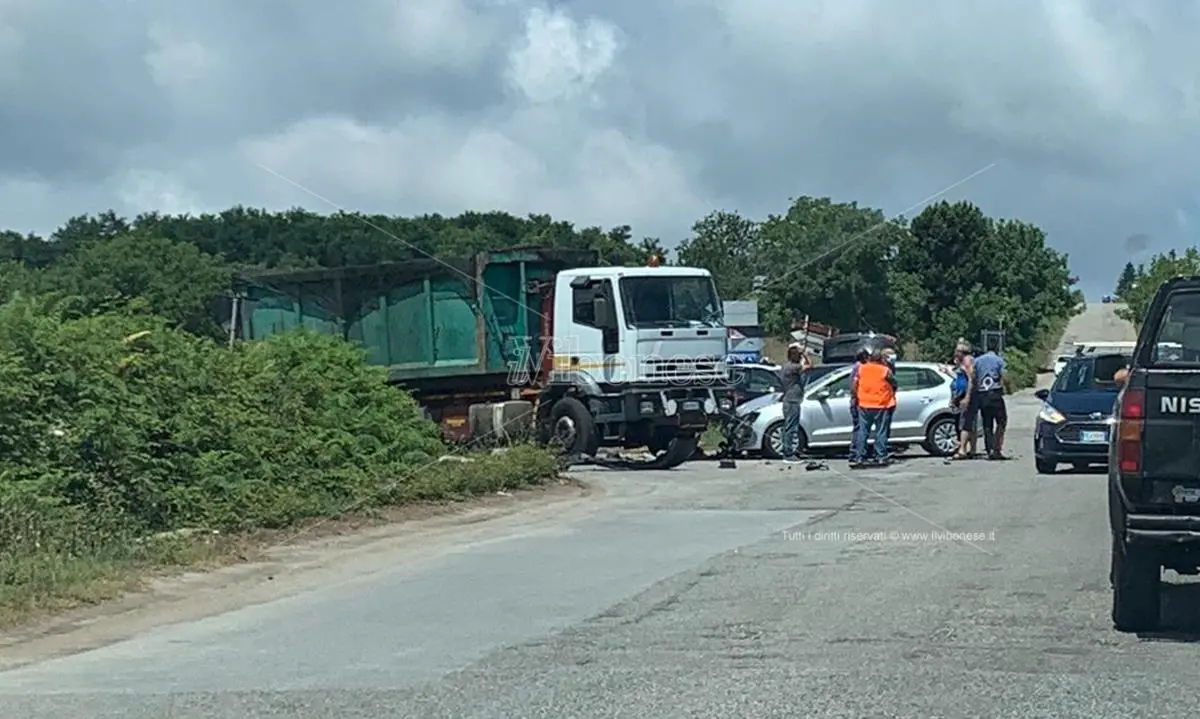 Incidente stradale al bivio di Zungri, camion si scontra con un'utilitaria