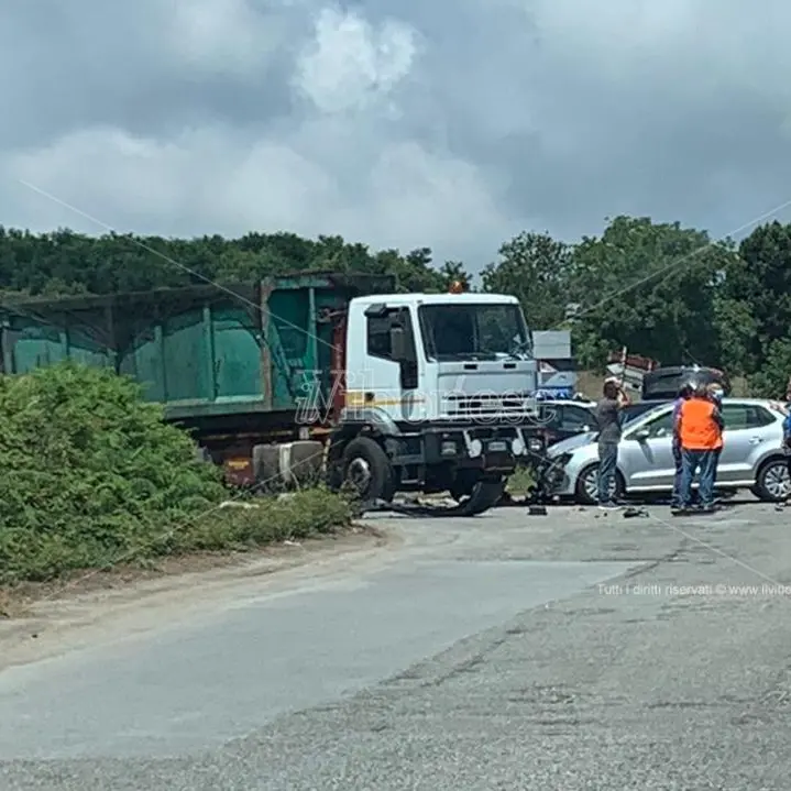 Incidente stradale al bivio di Zungri, camion si scontra con un'utilitaria