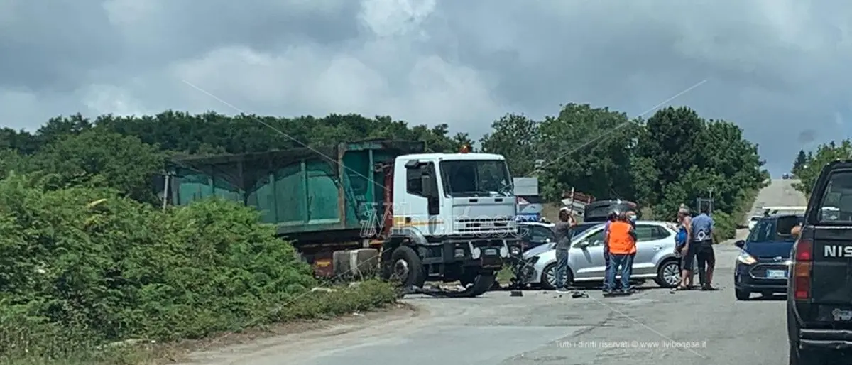 Incidente stradale al bivio di Zungri, camion si scontra con un'utilitaria