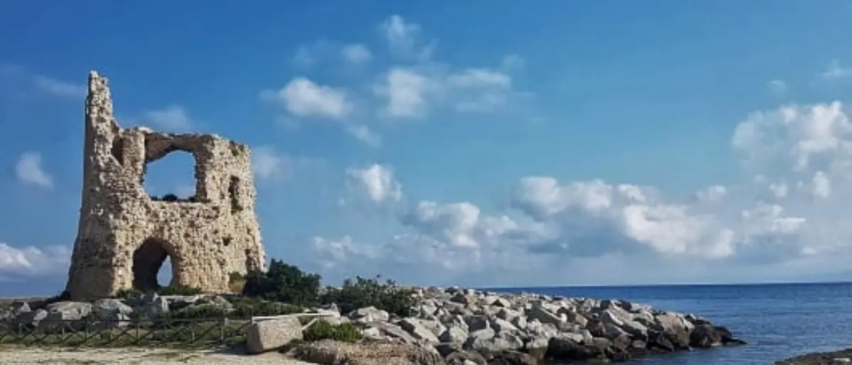 A Briatico fondi per la zona del porticciolo e per l’ex scuola di San Costantino