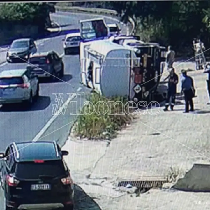 Cede il manto stradale e sprofonda autocisterna, paura a Ionadi -Video