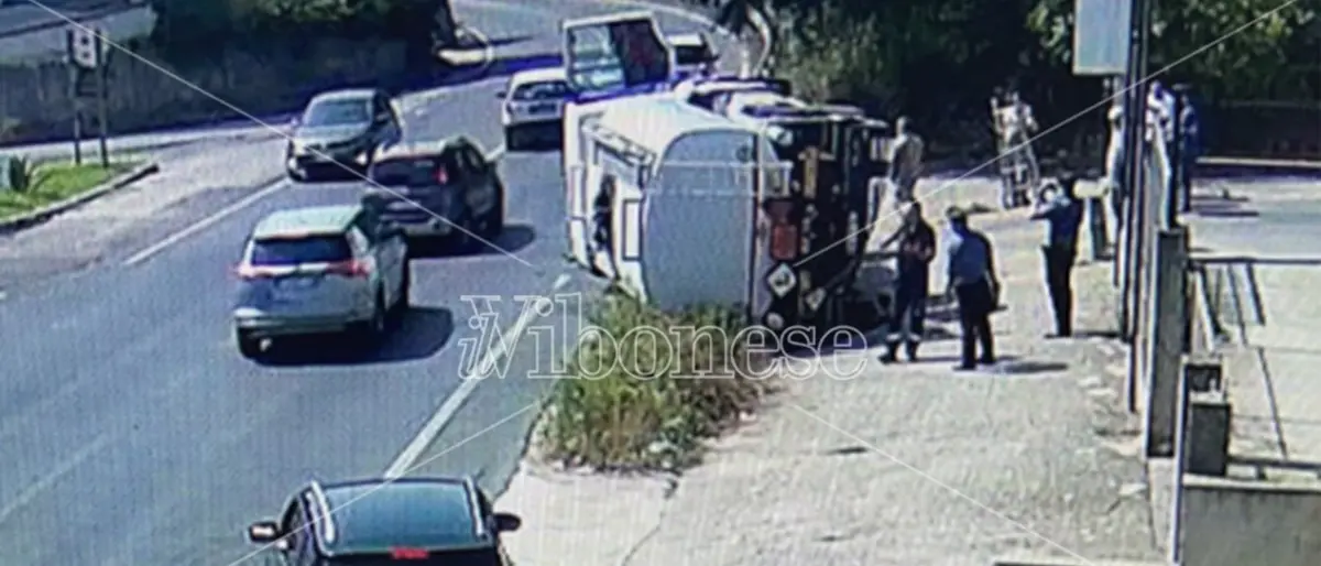 Cede il manto stradale e sprofonda autocisterna, paura a Ionadi -Video