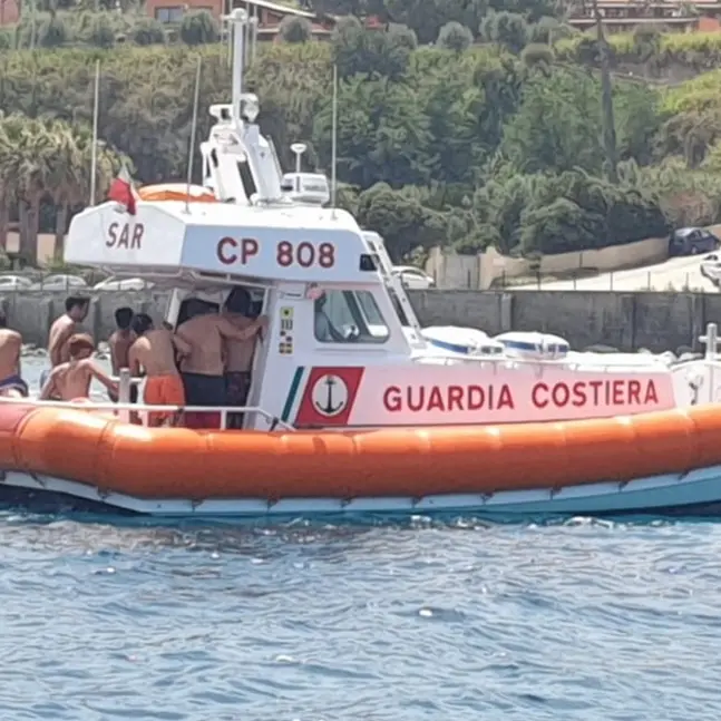 Barca affonda a Briatico, la Guardia costiera salva sette ragazzi